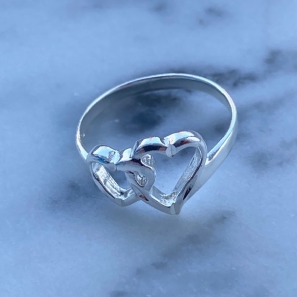 Sterling Silver Heart Ring Beautiful Design - Picture 4 of 4